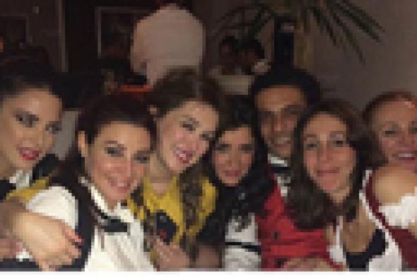 بالصور- آسر ياسين يحتفل بعيد ميلاده مع جميلات الفن