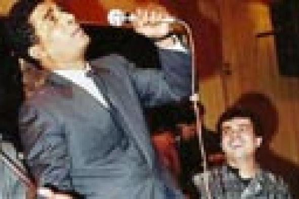 صورة نادرة لعمرو دياب مستمتع بغناء أحمد زكي!