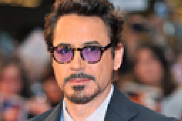 بالفيديو- روبرت داوني يمنح ذراع "الرجل الحديدي" لطفل ذراعه مبتورة