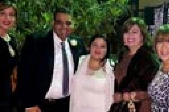 بالصور: نور الشريف وبوسي يحتفلان بزواج ابنتهما