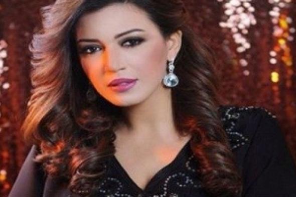 الفنانة المغربية أسماء لمنور أول عربية على  مسرح برشلونة العالمي