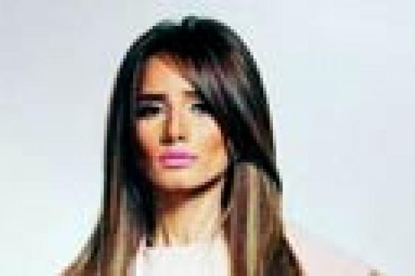 للمرة الثانية-زينة تعيد وصفها لـ"الرجل الدجاجة"؟