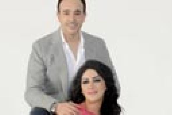 بالصور- صابر الرباعي يقبل زوجته الثانية في باريس