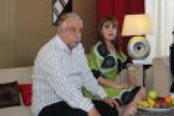 بالصور: أحمد راتب في اﻹمارات من أجل "فتنة زمانها"