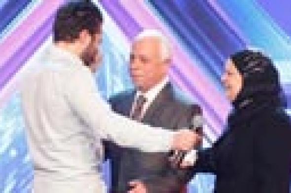 صورة- The X Factor يفاجيء متسابق بأهله على المسرح