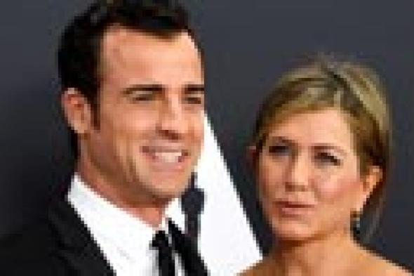 جينيفر أنيستون تطلب من نادل في فندق تنظيم حفل زفافها.. فما السر؟