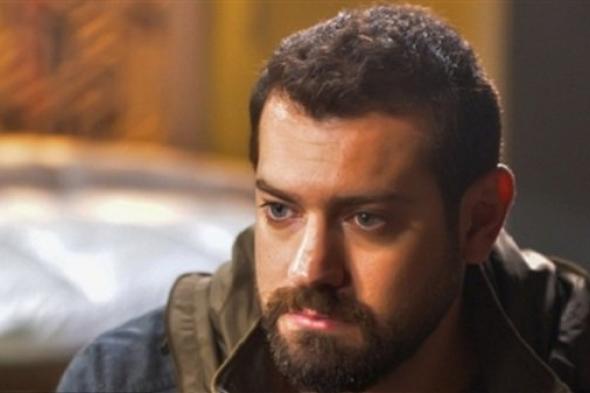 عمرو يوسف يسافر مع "ظرف أسود" إلى الساحل الشمالي