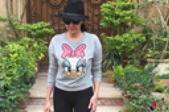 صورة- غادة عبد الرازق ترتدي ملابس لا تناسبها وتجعل "سيقانها طويلة"