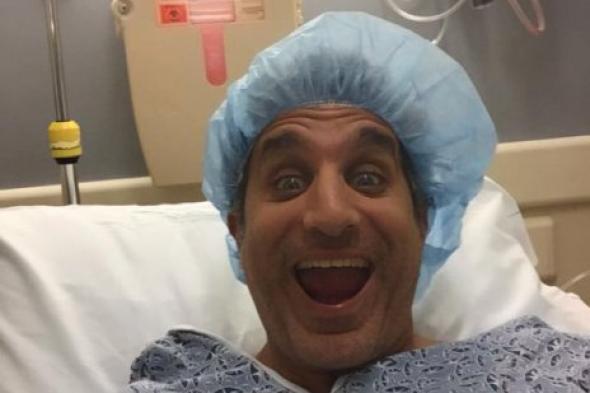 بالصورة: باسم يوسف بعد إجراء عملية الغضروف: " أنا رُكبي حديد"
