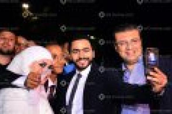 بالصور: تامر حسني يحيي حفل زفاف 120 عريسًا وعروسًا من الأيتام
