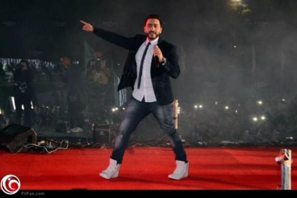 بالصور- تامر حسني يغني لـ150 عريسا وعروسا من الأيتام