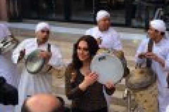 بالصور: سلاف فواخرجي تتجول في شوارع القاهرة بعد غياب 3 سنوات