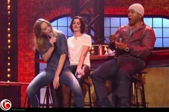 بالصور والفيديو- آن هاثاواي تقلد مايلي سايرس في Wrecking Ball لتهزم إيميلي بلانت
