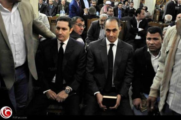بالصور- نجلا مبارك ومحمد منير في عزاء والدة مصطفى بكري