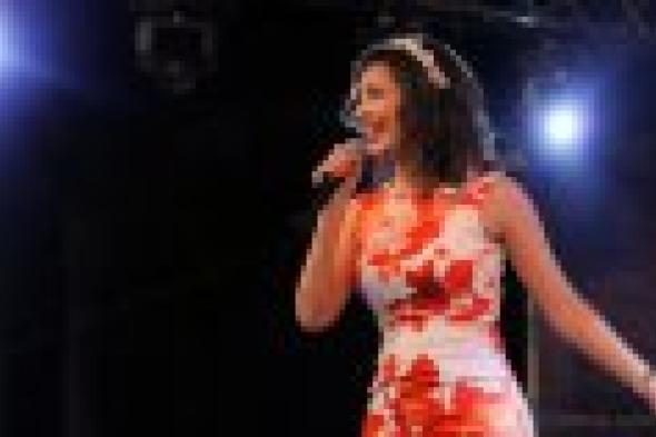 بالصور: جنات تحتفل بشم النسيم في "العين السخنة" بتاج من الورود