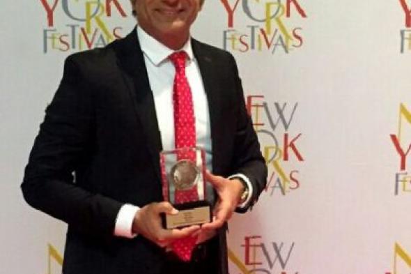 بالصورة: باسم يوسف يفوز بجائزة أفضل مذيع على مستوى العالم في مهرجان نيويورك