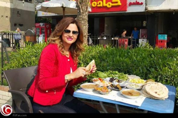 بالفيديو- بسكال مشعلاني تستمتع بأكل الفول والطعمية في مصر