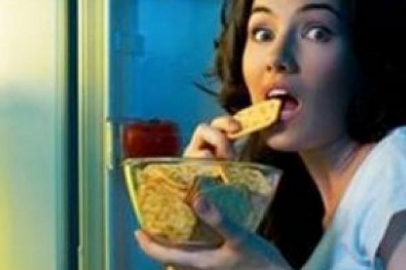 دراسة...الأكل ليلاً يصيب النساء بالسرطان