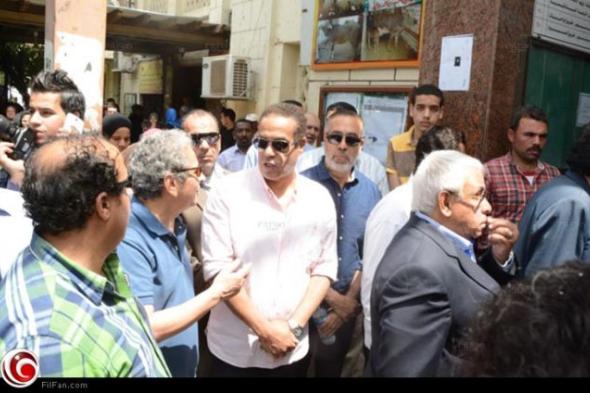 بالصور- غياب شباب الممثلين عن جنازة إبراهيم يسري