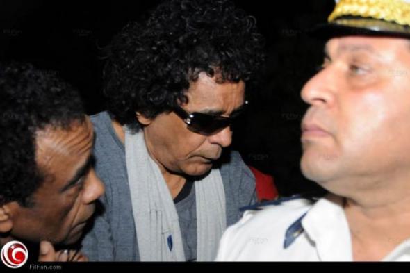 بالصور- علي الحجار يشارك في تشييع جثمان الأبنودي.. ومحمد منير ينهار من البكاء في الجنازة