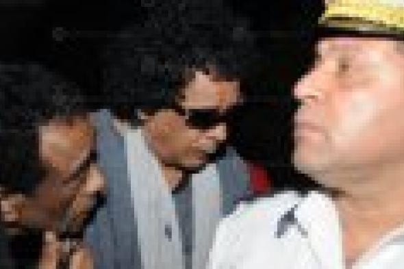 بالصور: بكاء محمد منير وعلي الحجار في جنازة عبدالرحمن الأبنودي