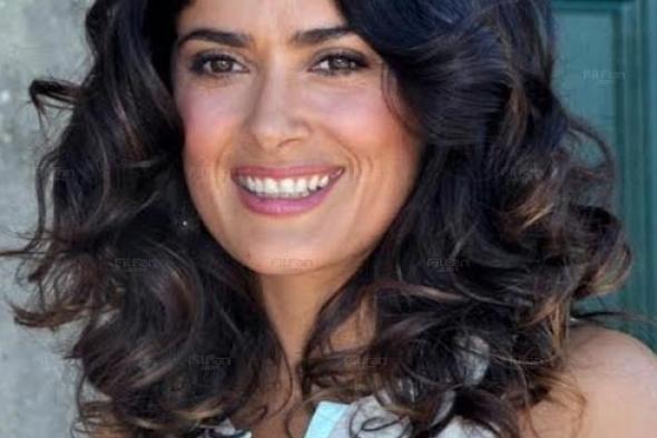 بالفيديو- سلمى حايك تستمتع بأكل الصراصير!