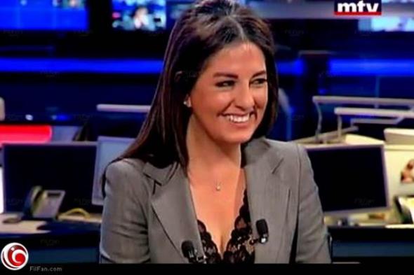 بالفيديو- نوبة ضحك تصيب مذيعة لبنانية أثناء تقديم نشرة الأخبار