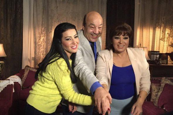 بالفيديو: سمية الخشاب تحتفل بعيد ميلاد فيفي عبده في كواليس "يا أنا يا أنتِ"