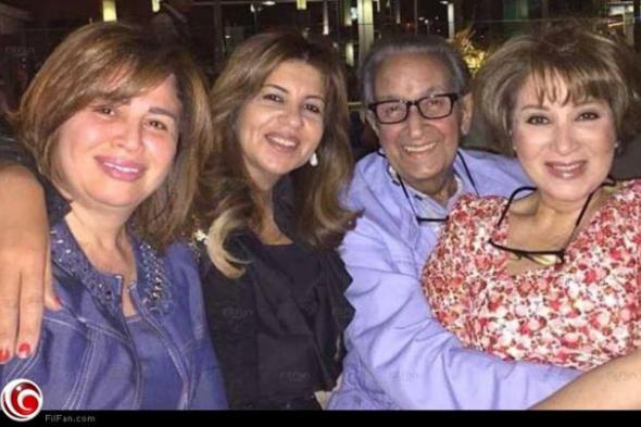 بالصور والفيديو- نور الشريف يحتفل بعيد ميلاده الـ69 بين أحضان زوجته وصديقاته