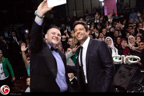بالصور- حماقي يحتفل بوصول OPPO مصر