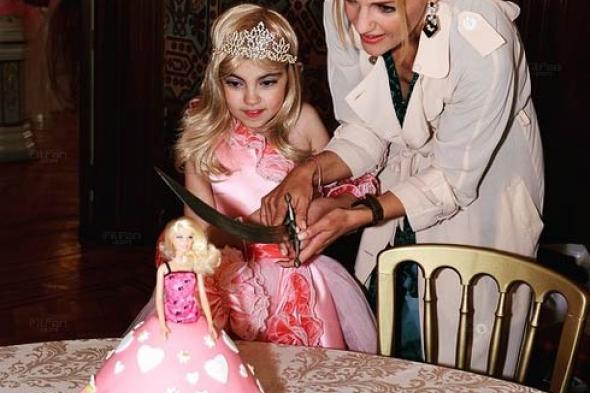 بالصور :"السلطانة هويام" تُحقق أمنية طفلة مريضة