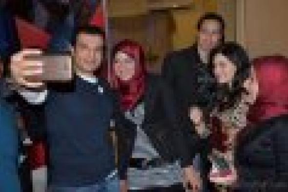 بالصور: إيهاب توفيق يلتقي "الفانز" ويكشف لهم تفاصيل ألبومه الجديد