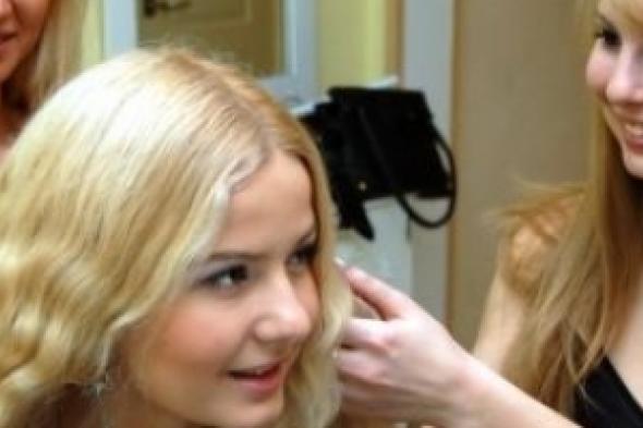 بالصور: أخر تقليعات إستغلال جمال النساء الروسيات:  إستغلال شعورهن لتزيين رءوس النجمات العالميات