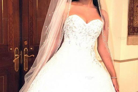 بالصور والفيديو- سمية الخشاب ترتدي فستان زفاف مرصع بـ200 قيراط ألماس!