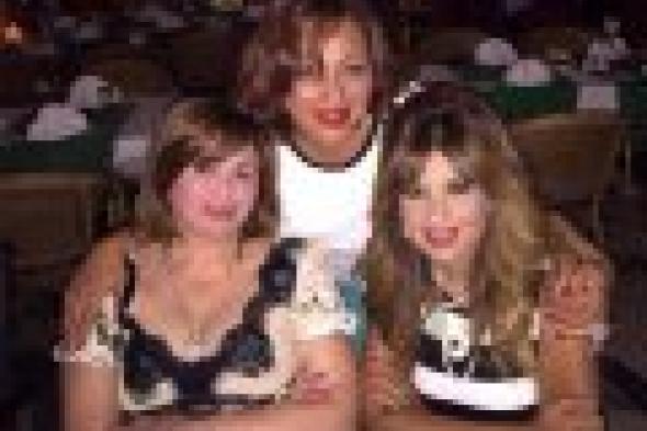 بالصور: نجمات الفن يشاركن إلهام شاهين الاحتفال بعيد ميلاد شقيقتها