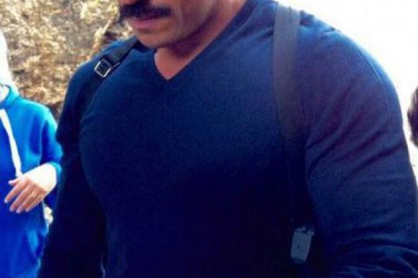 بالصور: خالد سليم يتعرض لإصابة في يده بسبب "بعد البداية"