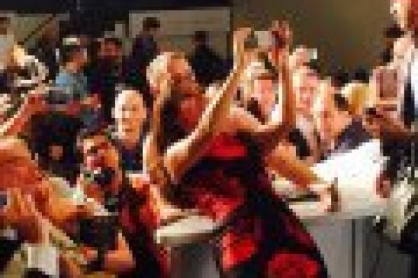 بالصور: سلمى حايك تتحدى قرارات مهرجان "كان"