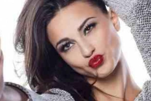 دراسة: الفتيات الشابات يقضين 5 ساعات أسبوعيا في التقاط صور السيلفي