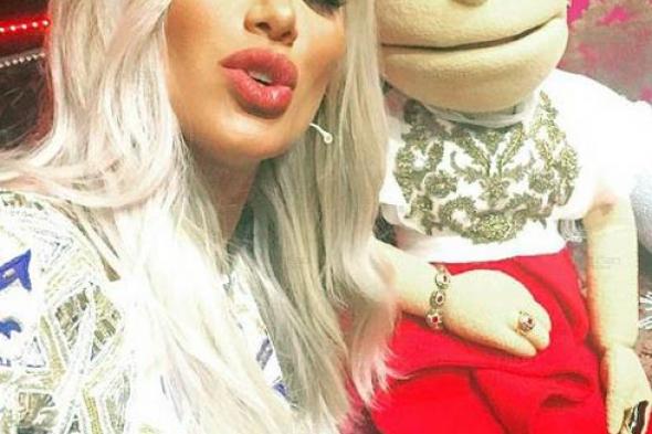 بالصور والفيديو- مايا دياب تعتذر لـ "أبلة فاهيتا" عن سخريتها من "سمانتها".. وتلتقط "سيلفي" معها