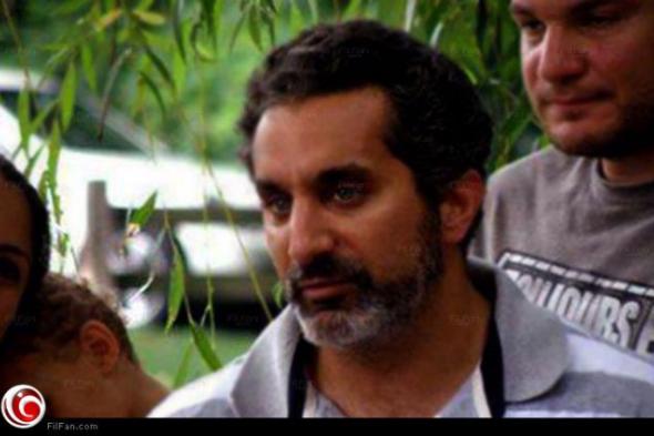 باسم يوسف يطالب الصحفيين بالابتعاد عن جنازة والده