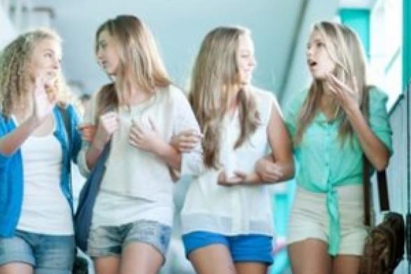 تلميذات اسرائيليات يطالبن بارتداء السروال القصير