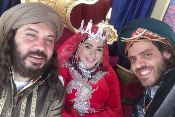 أسد يهاجم أسرة مسلسل "أوراق التوت"