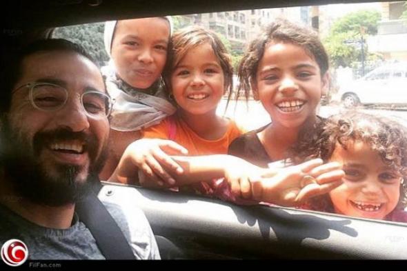 صورة- أحمد حلمي يرسم البسمة على أطفال الشوارع