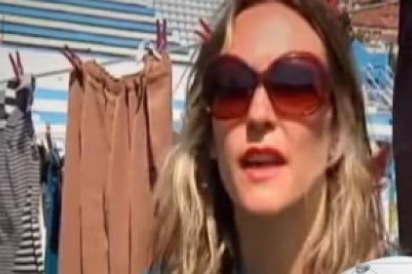 بالفيديو.. نساء كوسوفو ينشرن 5 آلاف فستان في ملعب احتجاجًا على تعرضهن للاغتصاب