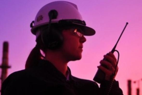 دراسة بحثية تدعو لتمكين المرأة في قطاع النفط والغاز