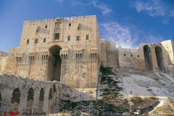 فتى في حلب يبني بالورق مدينته المدمرة