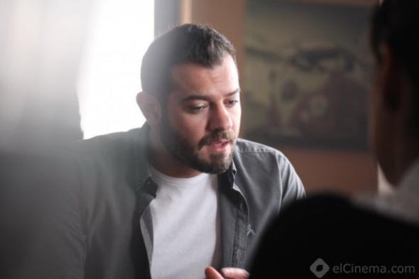 مخرج مسلسل "ظرف أسود"  يناشد المشاهدين بعدم متابعة العمل على قناة "النيل للدراما"