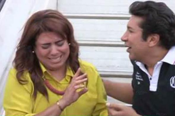 بالفيديو- هاني رمزي يفزع نشوى مصطفى بالخروج من تابوت في "هبوط اضطراري"