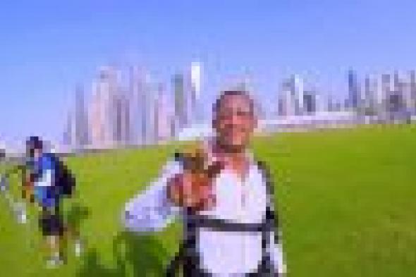 بالفيديو: محمد رمضان يطرح رامز جلال أرضًا ويقفز من الطائرة