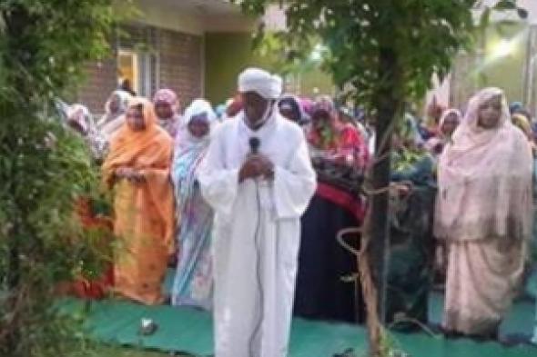 الترابي يؤم مجموعة من النساء ويفطر معهن ويفتي بعدم الفصل بينهن والرجال وصوره تثير مواقع التواصل !!